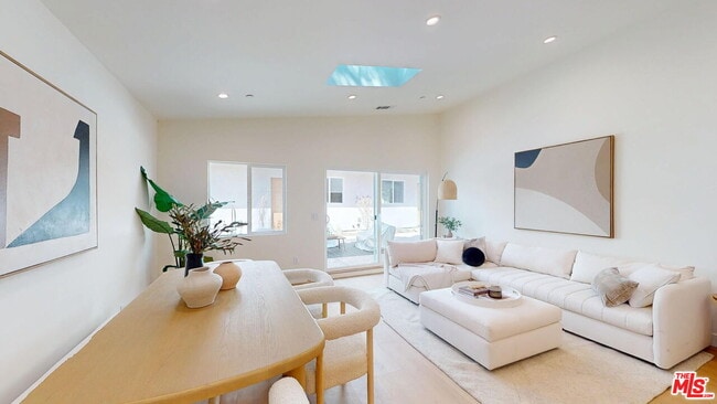 Building Photo - 6441 Satsuma Ave