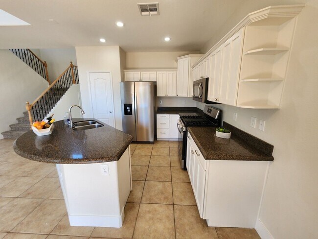 Building Photo - In the Heart of Green Valley Ranch