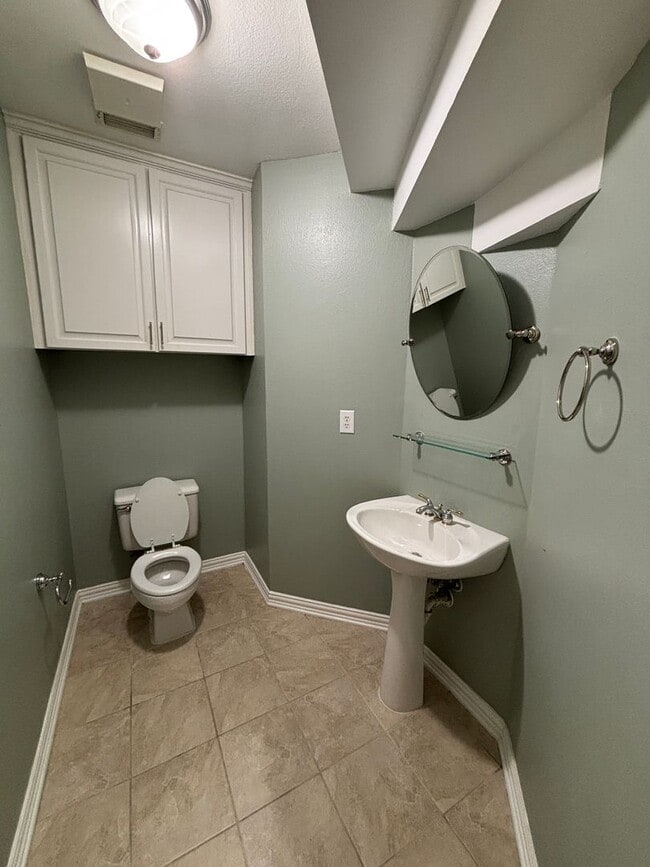 Building Photo - Beautiful 4BR 3.5BA Home w/ 3 Car Garage • Patio & Yard • 3 living areas in Grapevine