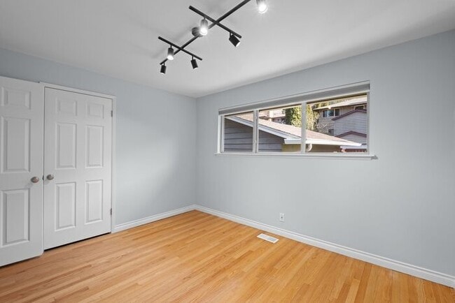 Building Photo - Elegant and Spacious Air-Conditioned Lincoln Park Rambler
