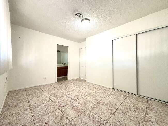 Building Photo - 5813 Iris Ave