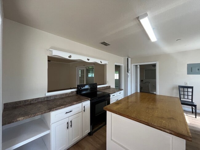 Building Photo - LINDALE PARK WITH EXTRA SQUARE FOOTAGE!!