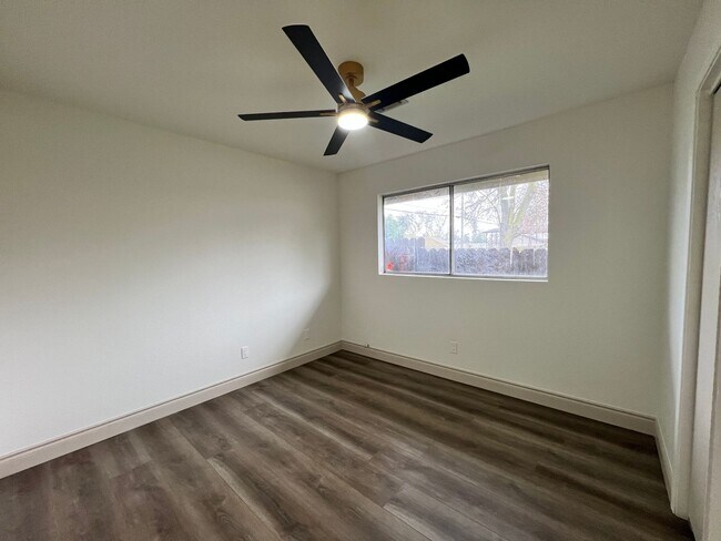 Building Photo - Riverside