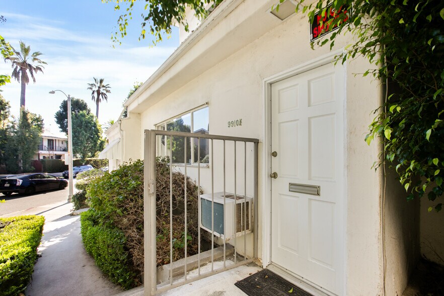 Building Photo - 9910 Robbins Dr