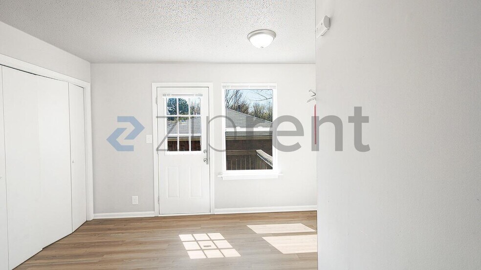 Building Photo - Unit APT E