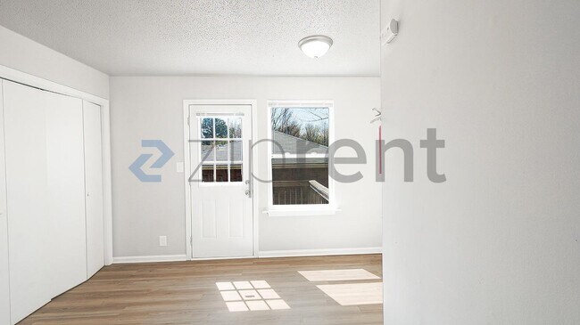 Building Photo - 815 Golf View Pl