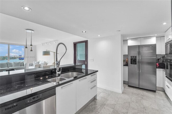 Building Photo - 400 South Pointe Dr