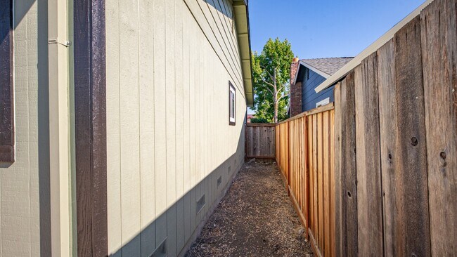 Building Photo - 1623 Oneel Dr