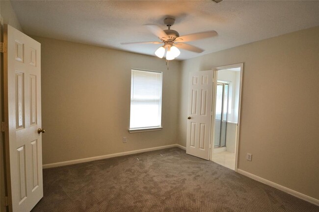 Building Photo - 12118 Green Trails Dr