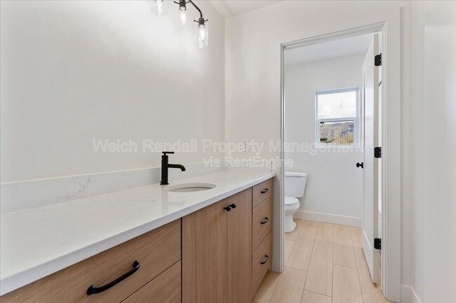 Building Photo - 837 E 3rd N