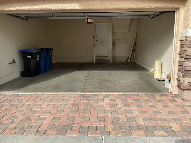 Building Photo - Beautiful 3-Bedroom Townhome in Gated Henderson Community!