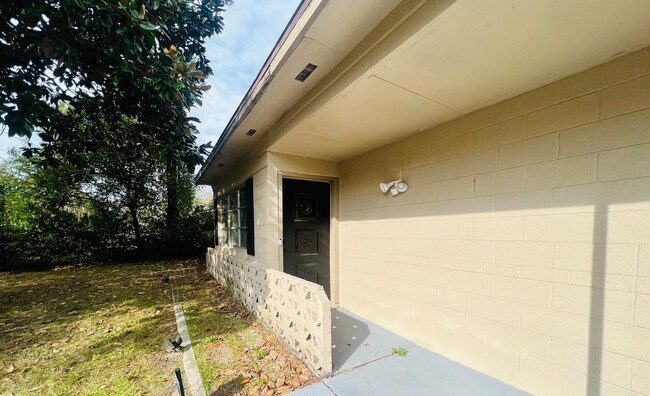 Building Photo - Updated charming home in Jax