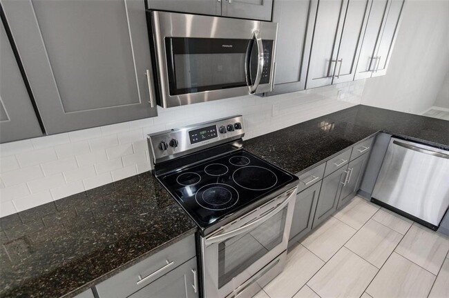 Building Photo - 2 Lynton Pl