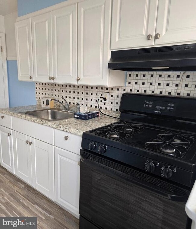 Building Photo - 7801 Hillsway Ave