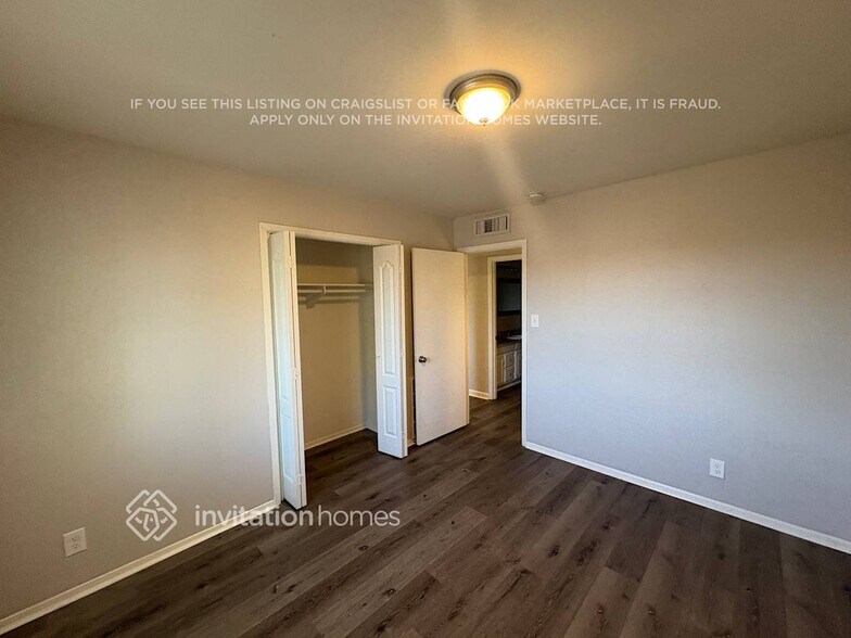 Building Photo - 2210 W Greenbriar Dr