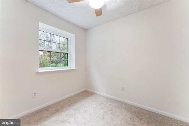 Building Photo - 3207 Valley Dr