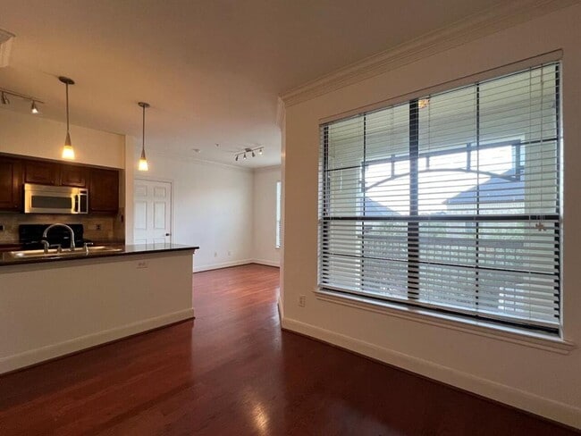 Building Photo - DEAL!! Get $500 off your move-in costs! Valid for new leases with a start date on or before Decem...