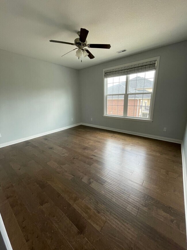 Building Photo - 2 bed/ 2 bath