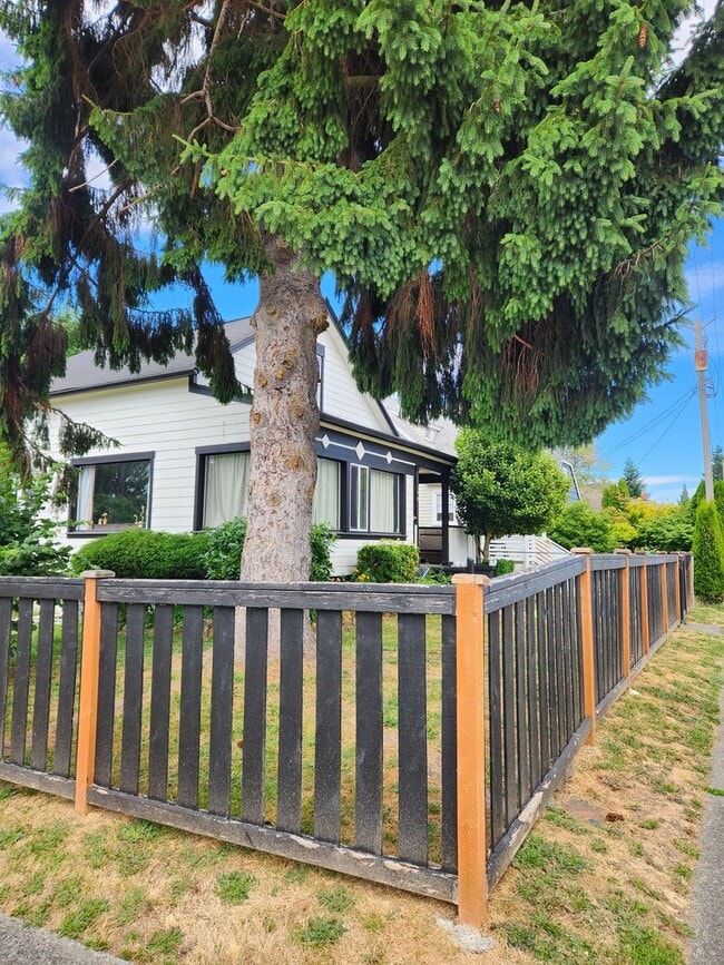 Building Photo - Victorian Style Home Rent Ready!!