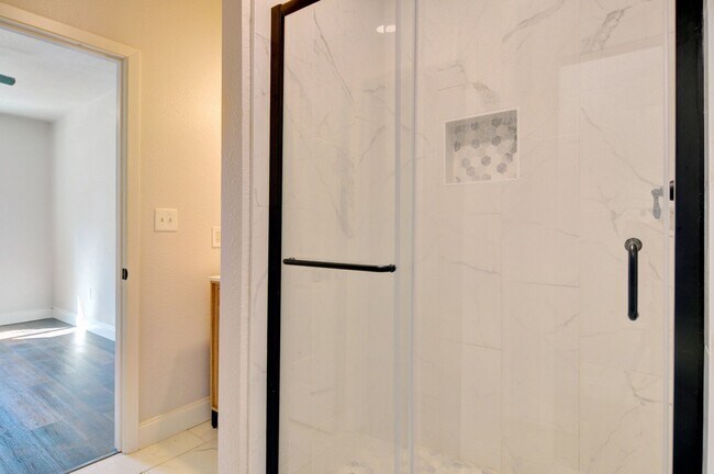 Building Photo - 3 bed 2 bath