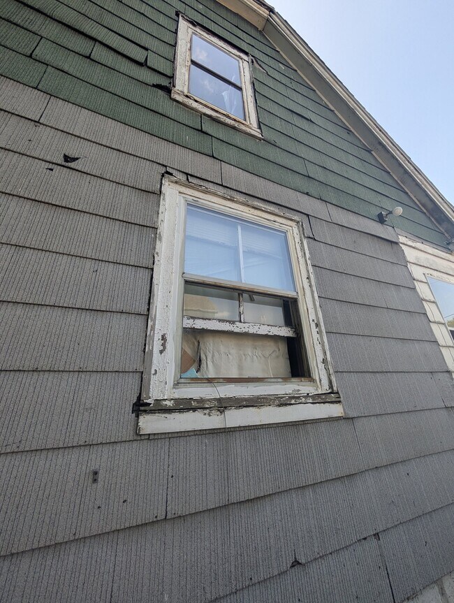 Building Photo - 422 S Louisa St