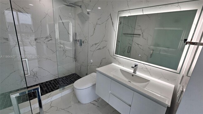 Building Photo - 1861 NW N River Dr