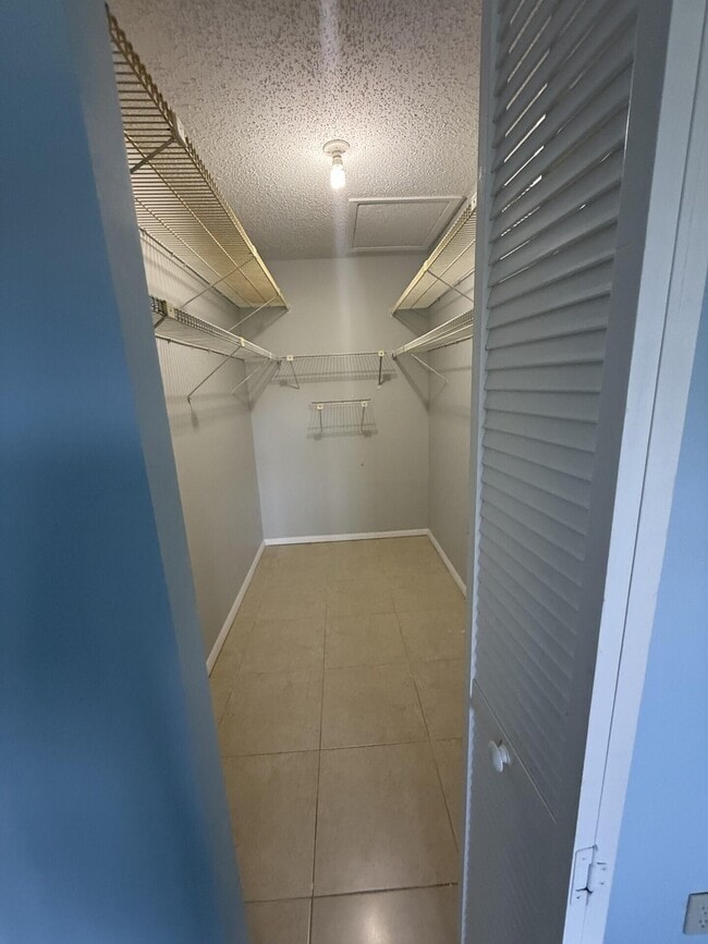 Building Photo - 142 Lake Barbara Dr