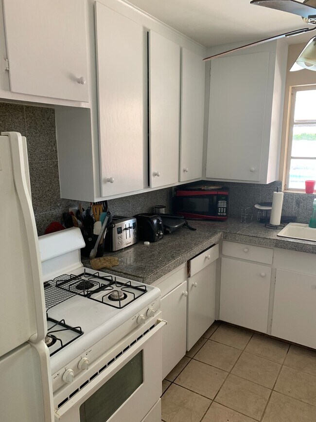 Building Photo - WALK TO - ASU AREA — Remodeled 5 Bedroom 3 bath Home with Pool - Next to Light Rail stop.