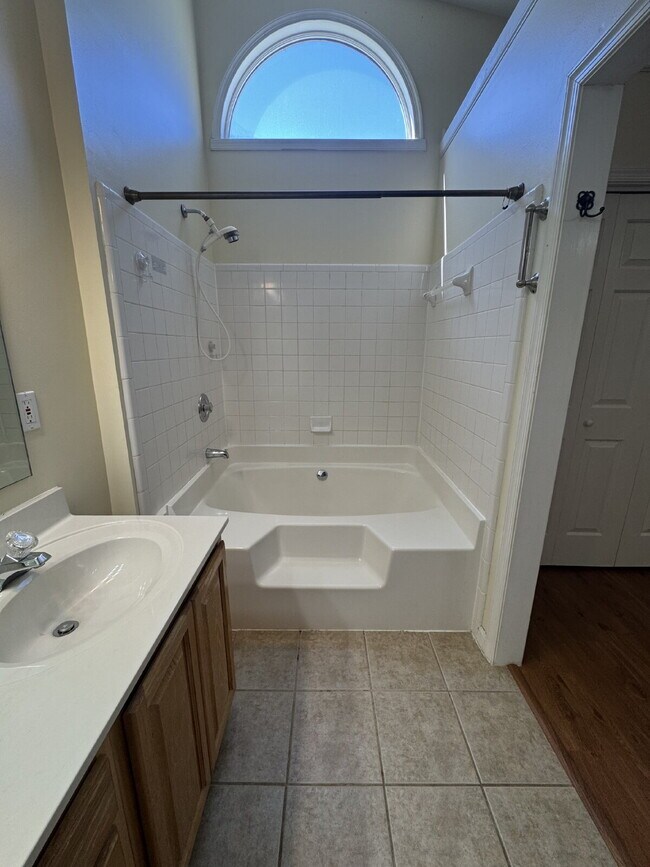 Building Photo - "Charming 3-Bedroom Retreat with Fireplace & Hardwood Floors in Fletcher, NC"