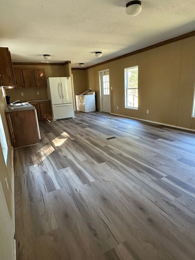 Building Photo - Country Living Charmer