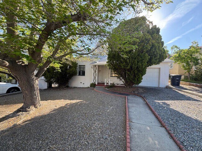 Building Photo - Stunning Nob Hill Bungalow!