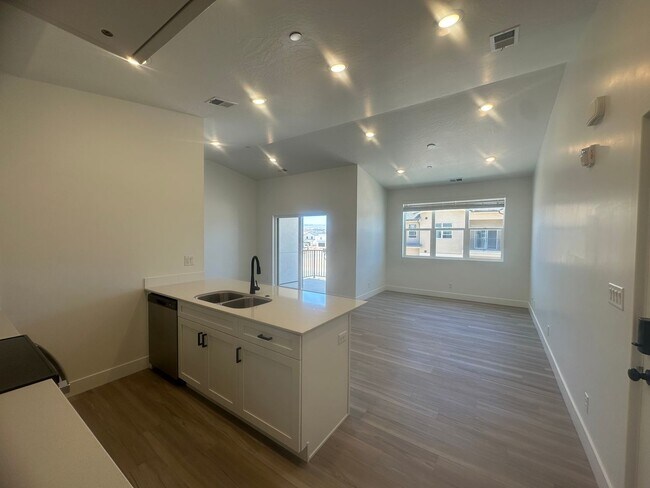 Building Photo - Luxury 3 bedroom Condo in Desert Color!