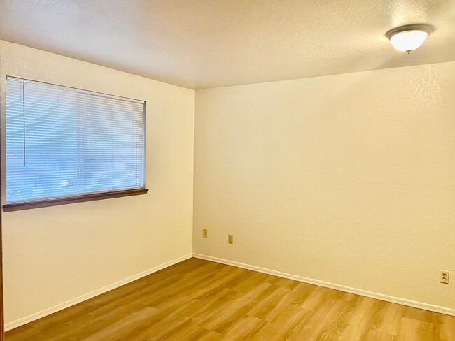 Building Photo - 2 Bed 1 Bath Upper Unit Apt In Lynnwood, $...