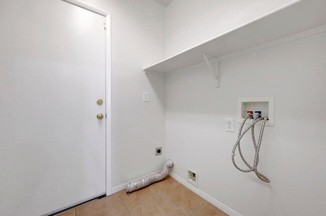 Building Photo - Adorable 2 story in the Northwest! Fresh paint and new carpet!