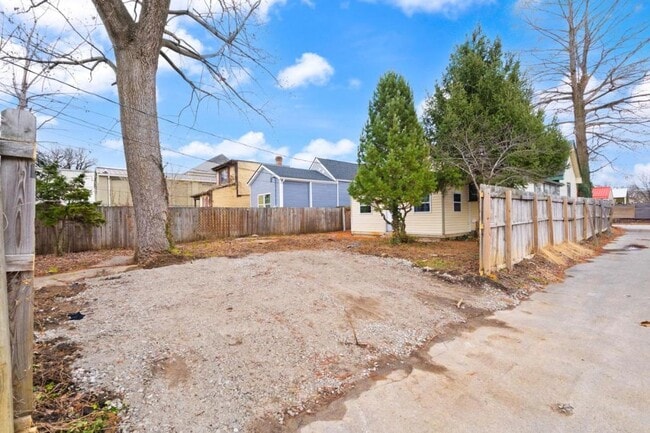 Building Photo - 1709 Ekin Ave