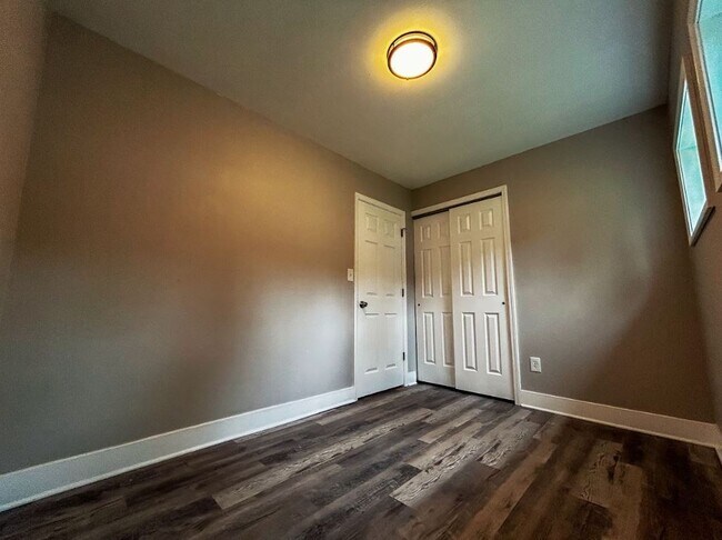 Building Photo - 2424 Marshalltown Dr