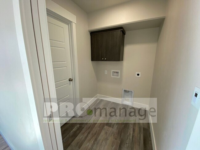 Building Photo - Townhouse