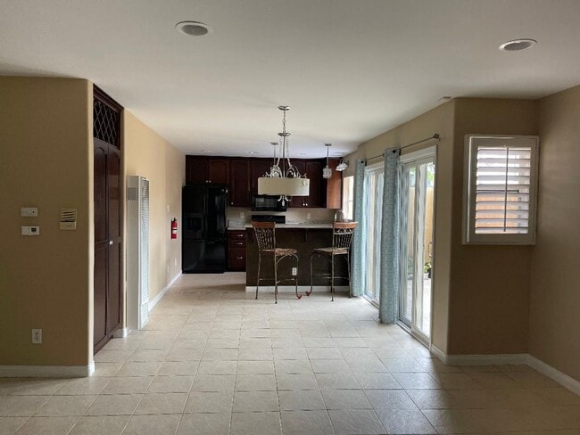 Building Photo - SPACIOUS 3BR/2.5BA EASTSIDE TOWNHOME FOR LEASE