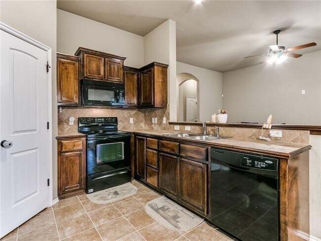Building Photo - 517 Apple Tree Ln