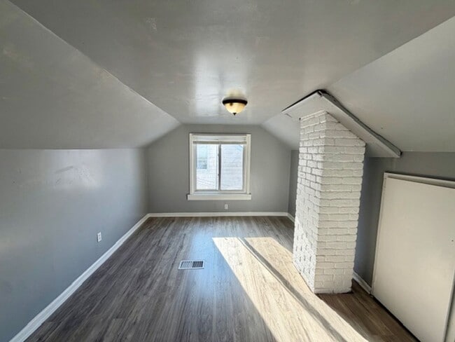 Building Photo - For Lease 3 bedrooms, 1 bath home in a nice area