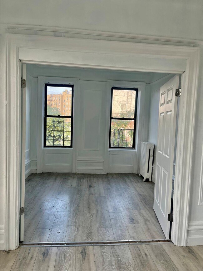 Building Photo - 3064 Albany Crescent