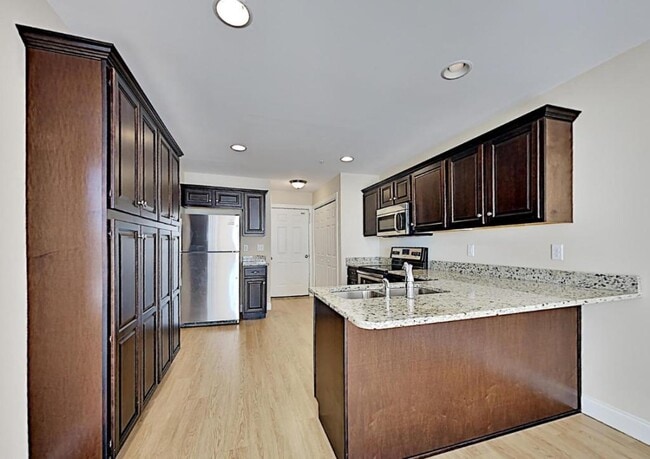 Building Photo - 125 Surrey Ct