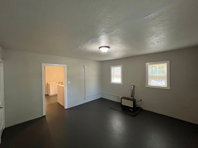 Building Photo - 1 Bedroom 1 Bathroom Triplex