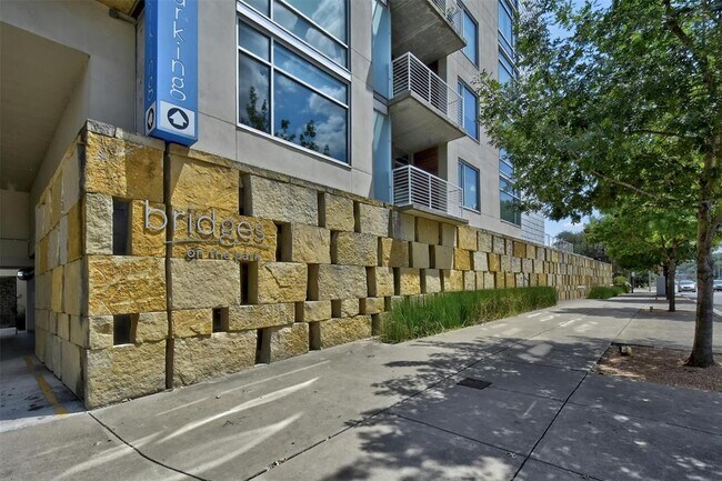 Building Photo - 210 Lee Barton Dr