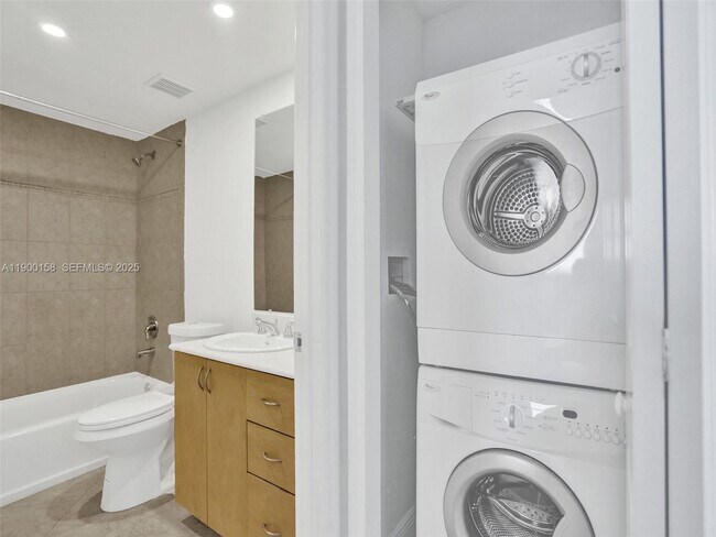 Building Photo - 10350 W Bay Harbor Dr