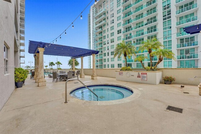 Building Photo - 1200 Brickell Bay Dr