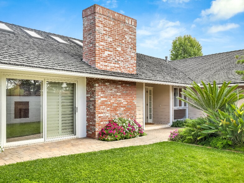 Building Photo - 1542 Santiago Dr