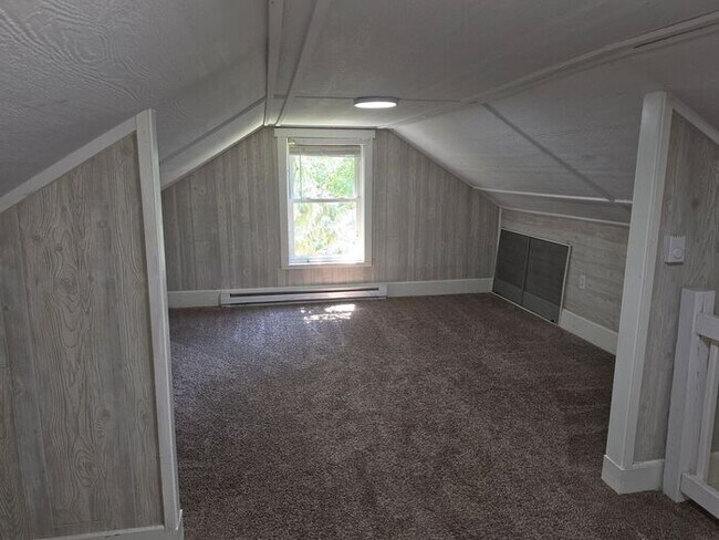 Building Photo - 3 bedroom home Eau Claire