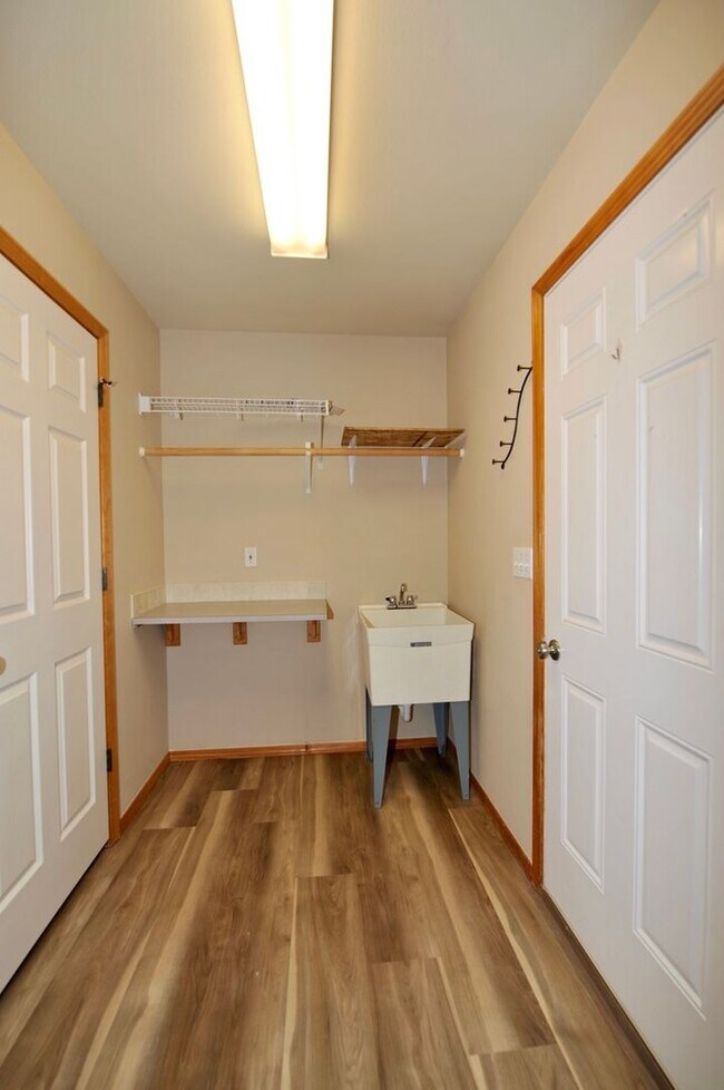 Building Photo - 3 bed 2 bath rancher with office