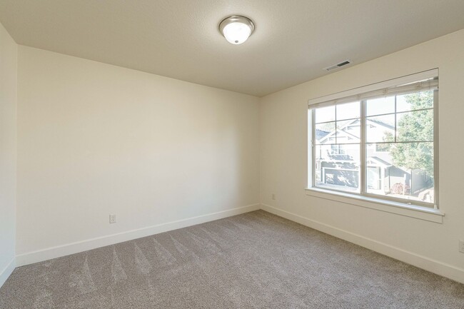 Building Photo - $1000 OFF MOVE IN SPECIAL - 4 Bedroom 2.5 ...